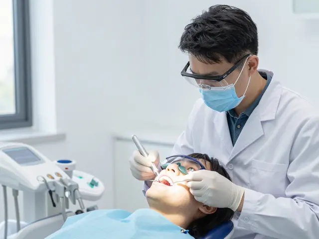 Jak se dělá bělení zubů u lékaře? Průvodce profesionálním bělením