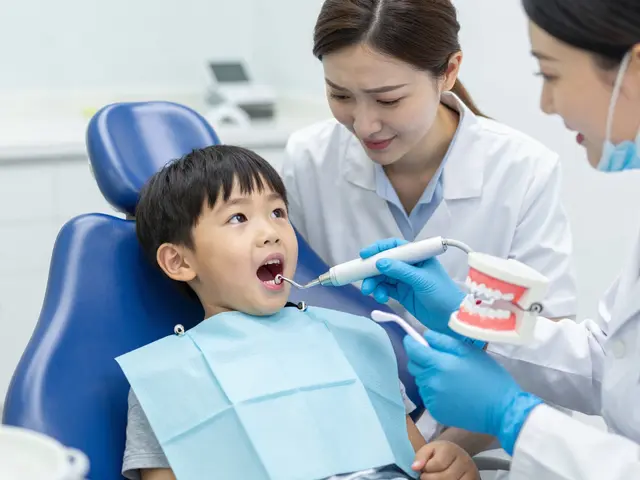 Zubní kámen u dětí: Jaké jsou nejčastější chyby při jeho odstraňování?