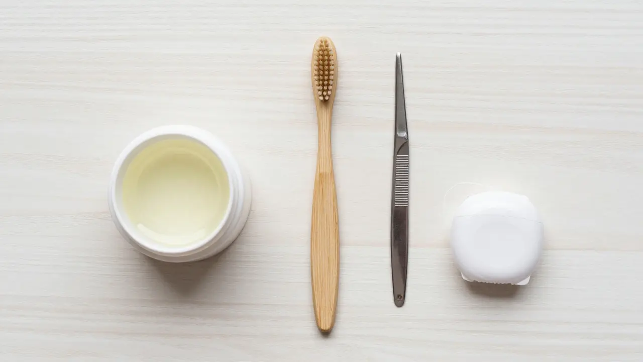 Sada pro komplexní hygienu úst včetně zubního oleje a bambusového kartáčku.