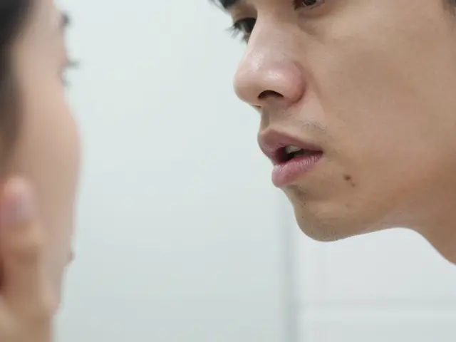 Černé zuby nebo skvrny? Jak se jich zbavit a pomůže bělící zubní pasta