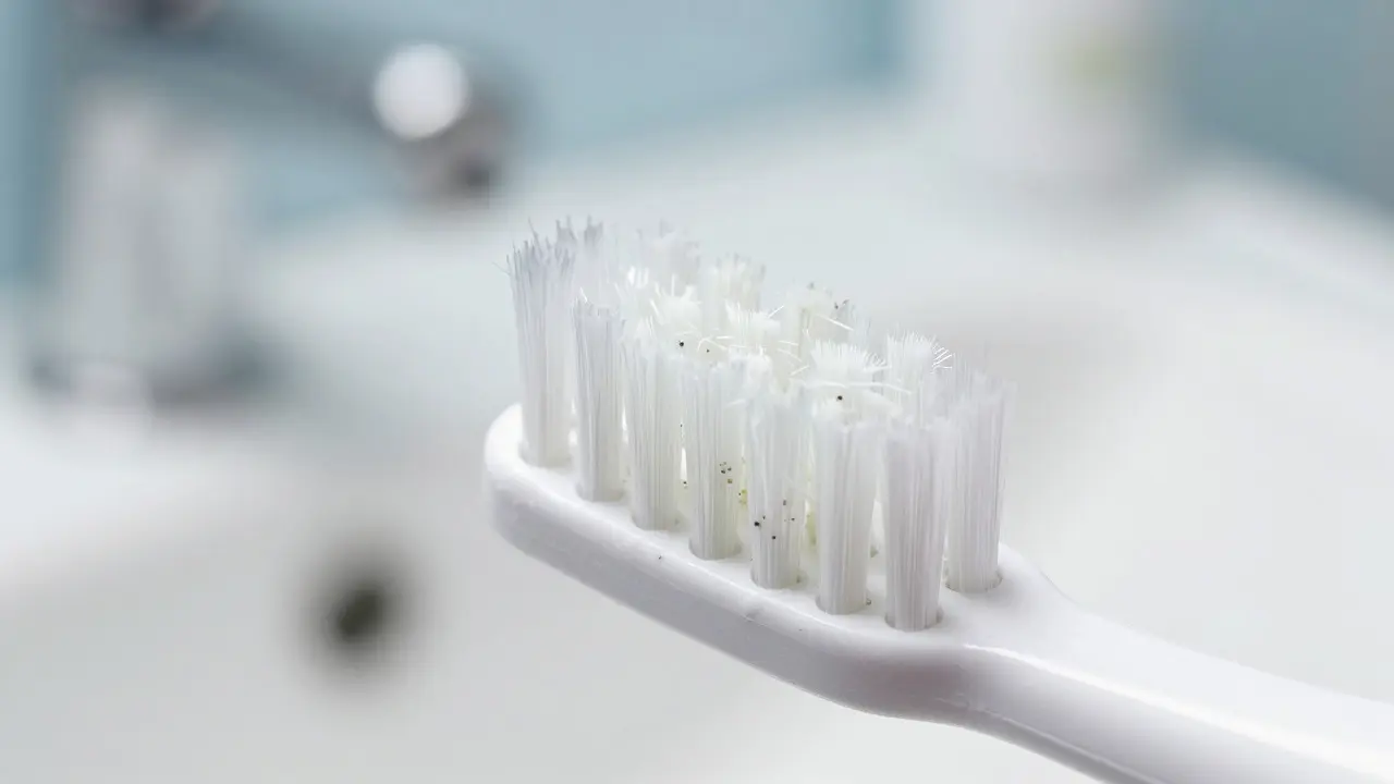Jak čistit elektrický kartáček: Kompletní průvodce pro hygienu a dlouhou životnost