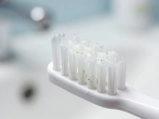 Jak čistit elektrický kartáček: Kompletní průvodce pro hygienu a dlouhou životnost